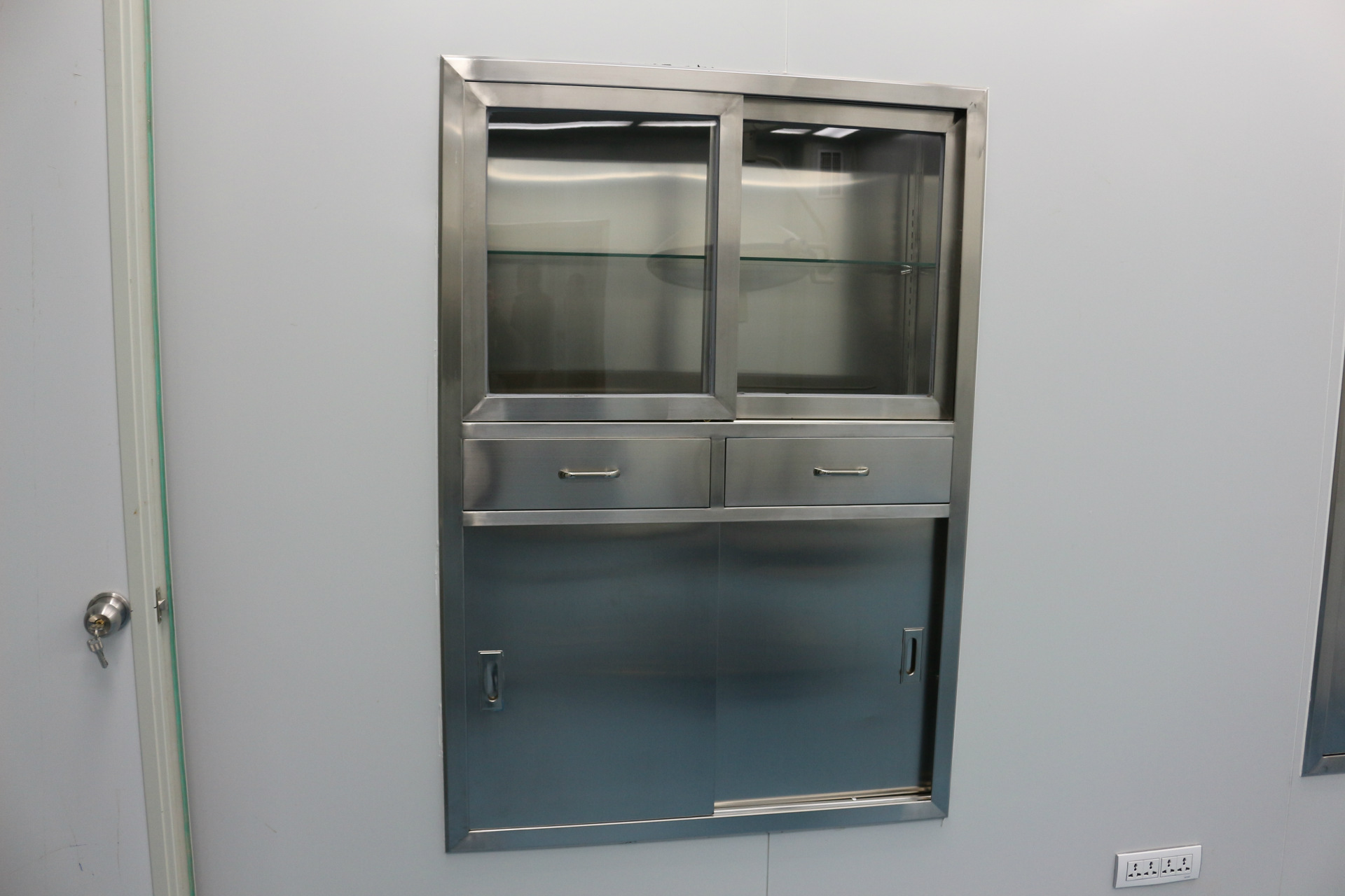 嵌入式不锈钢器械柜有哪些特点？